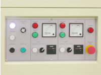 操作盤には、ランプの照射時間が一目でわかる、アワーメーターと電流計が付いています。